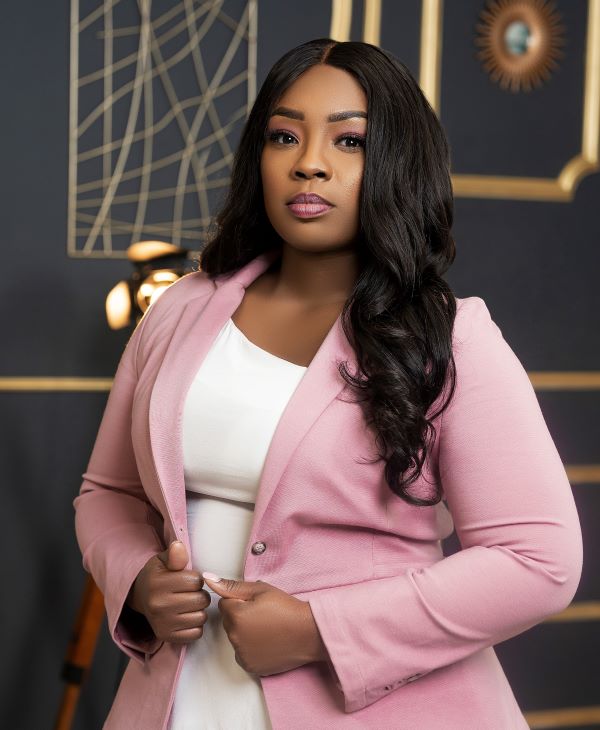 curvy woman wearing pink suit jacket and white blouse